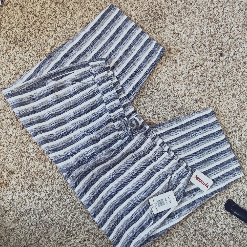 Plus size capris pants, Per Se is the brand, NWT @ $49, size 1X navy and white